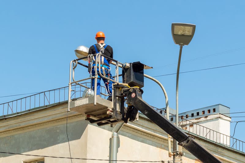 Disponemos de una cesta elevadora para poder hacer estos trabajos